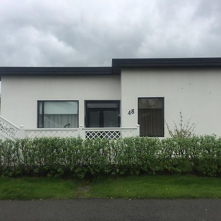 Hvita Husith, Kirkjubraut 48 Appartamento Höfn Esterno foto