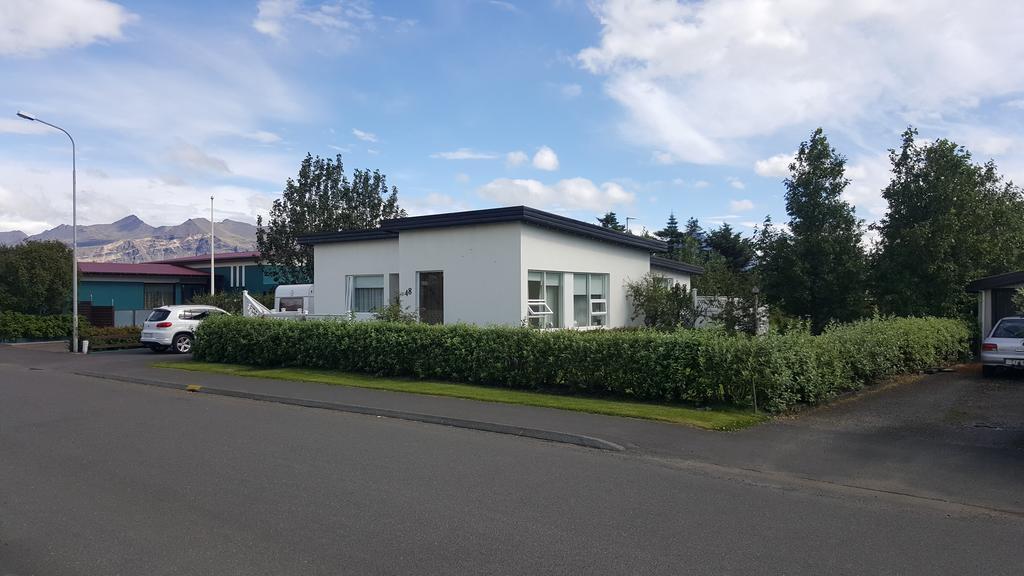 Hvita Husith, Kirkjubraut 48 Appartamento Höfn Esterno foto