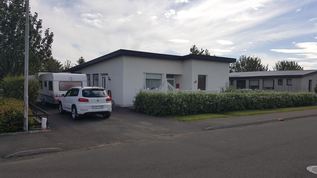 Hvita Husith, Kirkjubraut 48 Appartamento Höfn Esterno foto