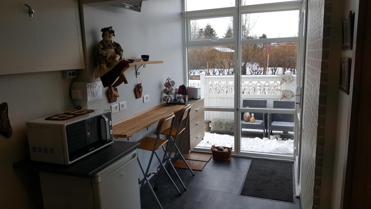 Hvita Husith, Kirkjubraut 48 Appartamento Höfn Esterno foto